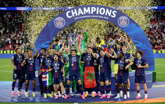 Các cầu thủ PSG nâng chiếc Cup vô địch Champions League tại Puskas Arena. PSG nâng Cup vô địch Champions League