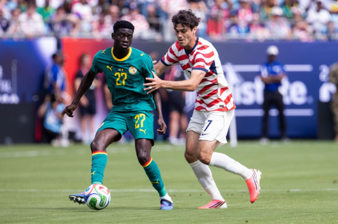 Bara Sapoko Ndiaye (áo xanh) chuyền bóng khi chịu tác động từ Giovanni Reyna trong trận giao hữu giữa Senegal và Mỹ tại Charlotte ngày 31/5/2026. Ndiaye chuyền bóng trận Senegal vs Mỹ