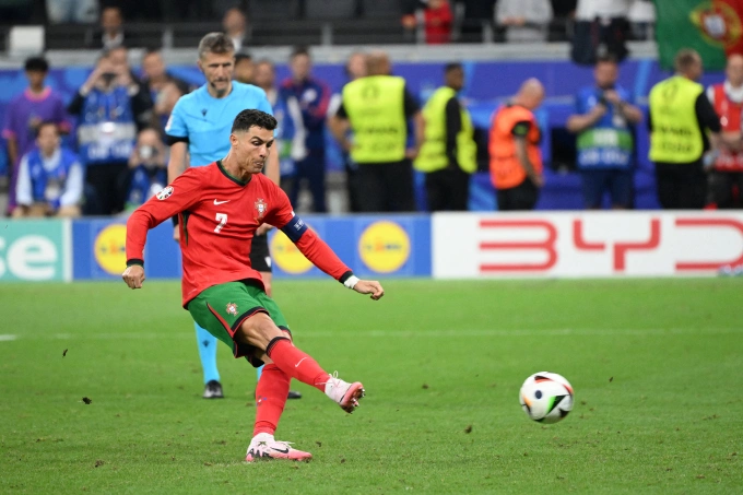 Ronaldo đá quả luân lưu đầu tiên trong trận Bồ Đào Nha - Slovenia trên sân Wald, thành phố Frankfurt Ronaldo đá quả luân lưu tại Euro 2024