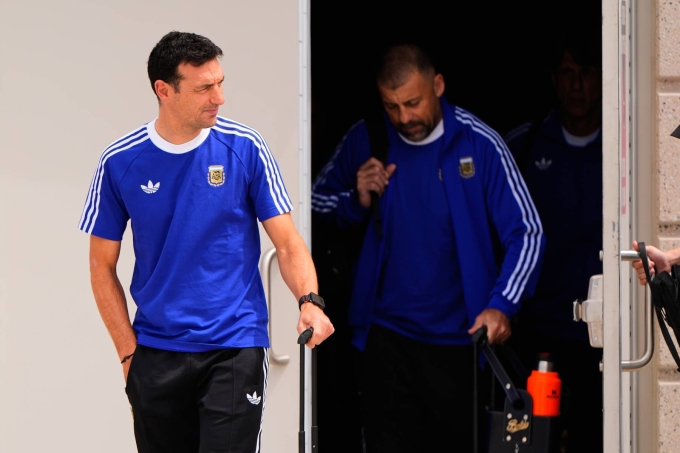 HLV Scaloni (trái) cùng tuyển Argentina đến Mỹ chuẩn bị cho World Cup hôm 31/5. HLV Scaloni cùng tuyển Argentina đến Mỹ