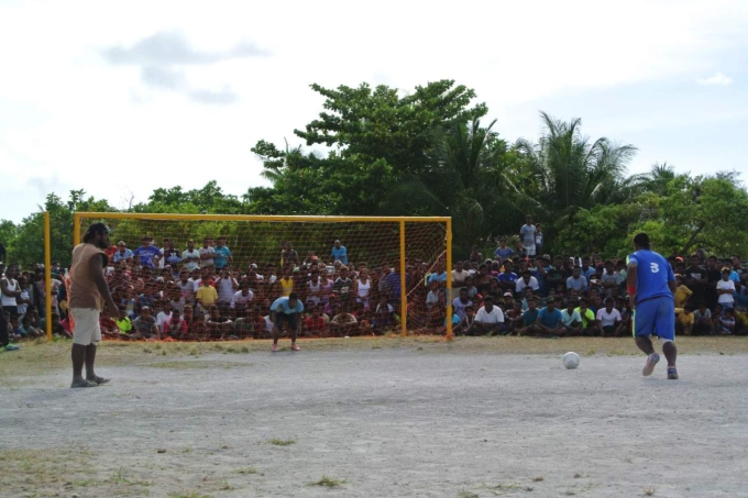 Một trận đấu bóng đá tại Kiribati. Một trận đấu bóng đá tại Kiribati.