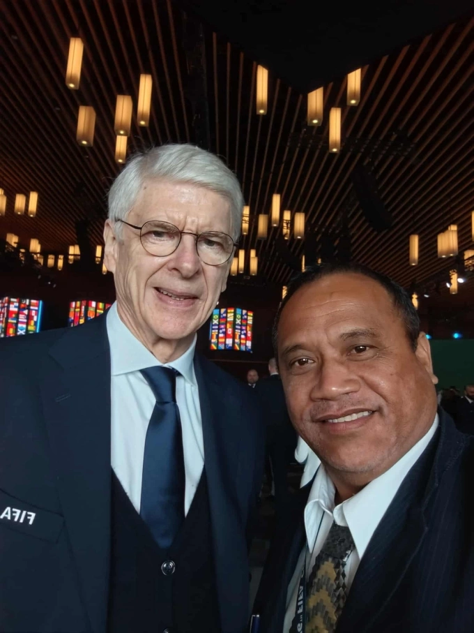 Chủ tịch KIFF Eriati Reebo chụp ảnh cùng cựu HLV Arsene Wenger tại Đại hội FIFA ở Vancouver, Canada ngày 30/4/2026. Chủ tịch KIFF Eriati Reebo cùng cựu HLV Arsene Wenger.