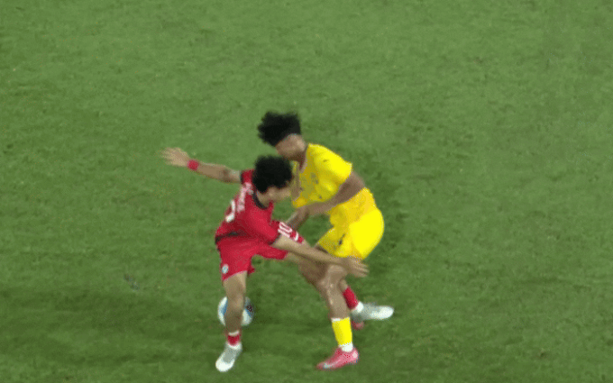 Noorazhar Aqasha (áo vàng) đạp vào ngực Prince Rio trong trận Malaysia thắng Singapore 3-0 ở lượt ra quân bảng B giải U19 Đông Nam Á 2026, trên sân Teladan ở Indonesia ngày 2/6/2026.