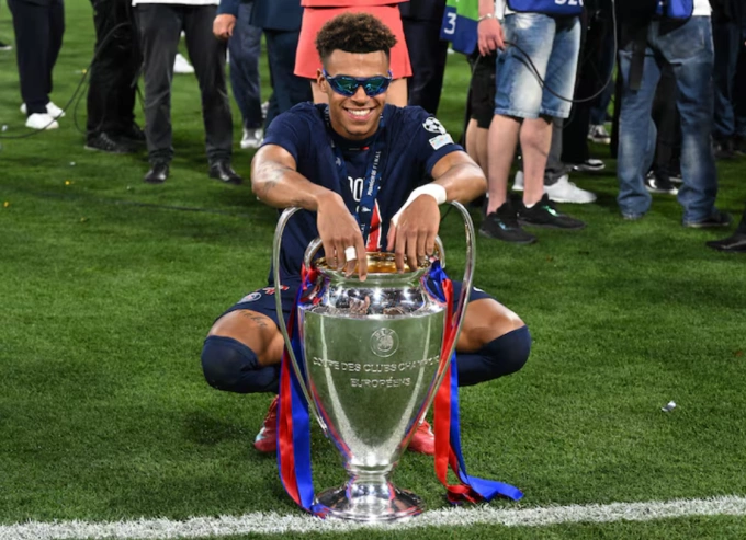 Desire Doue ăn mừng với chiếc Cup vô địch sau trận PSG thắng Inter Milan 5-0 ở chung kết Champions League trên sân Allianz, Munich, Đức ngày 31/5/2026. Ảnh: Reuters