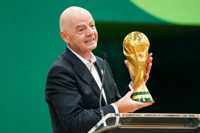 Chủ tịch FIFA Gianni Infantino phát biểu tại lễ khai trương trung tâm truyền hình quốc tế World Cup 2026 ở Dallas Chủ tịch FIFA cầm cúp vàng World Cup tại Dallas Mỹ