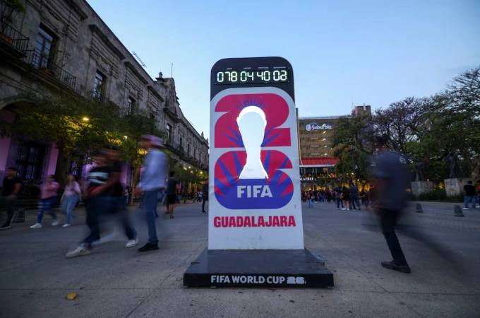 Người dân đi ngang qua đồng hồ đếm ngược đến World Cup 2026 tại Guadalajara Đồng hồ đếm ngược World Cup tại Guadalajara