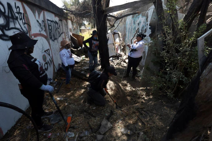 Các thành viên đội tìm kiếm người mất tích Guerreros Buscadores de Jalisco tìm kiếm thi thể Đội Guerreros Buscadores de Jalisco tìm kiếm thi thể