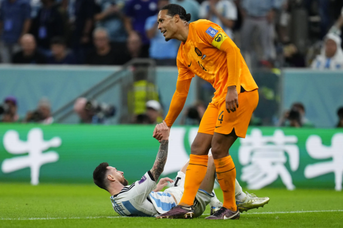 Virgil van Dijk giúp Lionel Messi đứng dậy trong trận Hà Lan thua Argentina ở tứ kết World Cup 2022 trên sân Lusail, Lusail, Qatar ngày 9/12/2022. Virgil van Dijk giúp Lionel Messi đứng dậy trong trận Hà Lan thua Argentina ở tứ kết World Cup 2022