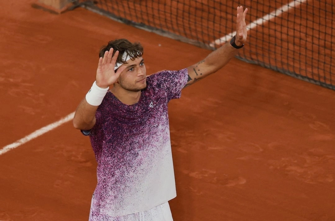 Cobolli nuôi mộng vô địch Roland Garros nhờ phòng tắm của ...