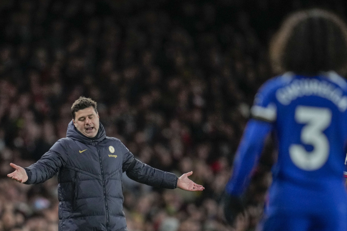 HLV Chelsea Mauricio Pochettino phản ứng trong trận gặp Arsenal ở Ngoại hạng Anh trên sân Emirates, London, Anh ngày 23/4/2024. Ảnh: AP HLV Chelsea Mauricio Pochettino phản ứng trong trận gặp Arsenal