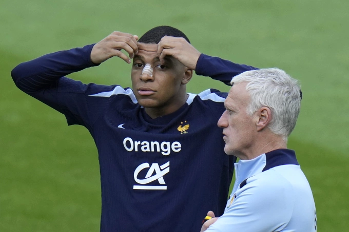 Tiền đạo Kylian Mbappe trao đổi với HLV Didier Deschamps trên sân tập cùng tuyển Pháp tại Paderborn, Đức ngày 19/6/2024. Tiền đạo Kylian Mbappe trao đổi với HLV Didier Deschamps trên sân tập cùng tuyển Pháp