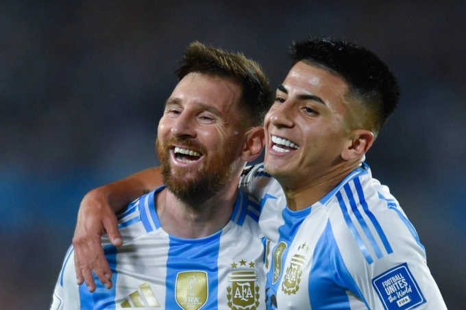 Messi và Almada mừng bàn trong trận Argentina thắng Bolivia 6-0 ở vòng loại World Cup 2026 khu vực Nam Mỹ. Messi và đồng đội ăn mừng trong trận Argentina thắng Bolivia
