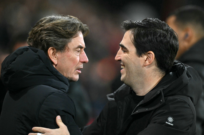 HLV Andoni Iraola của Bournemouth (phải) chào HLV Thomas Frank của Tottenham trước trận Bournemouth gặp Tottenham ở Ngoại hạng Anh trên sân Vitality, thành phố Bournemouth, miền nam nước Anh ngày 7/1/2026. Ảnh: AFP HLV Andoni Iraola của Bournemouth chào HLV Thomas Frank của Tottenham
