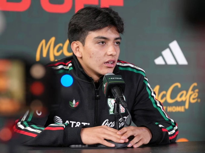 Gilberto Mora dự buổi họp báo của tuyển Mexico tại Pasadena, California, Mỹ ngày 29/5/2026. Gilberto Mora dự buổi họp báo tuyển Mexico