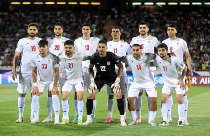 Cầu thủ Iran chụp ảnh trước trận gặp Triều Tiên tại vòng loại World Cup 2026 trên sân Azadi, thành phố Tehran, Iran, tối 10/6/2025. Cầu thủ Iran chụp ảnh trước trận gặp Triều Tiên trên sân Azadi