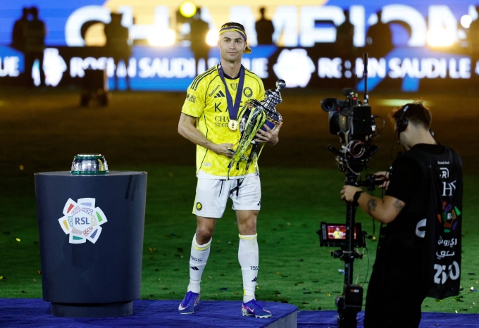 Ronaldo nâng Cup Saudi Pro League sau trận Al Nassr thắng Damac 4-1 hôm 21/5 Ronaldo nâng Cup Saudi Pro League sau trận Al Nassr thắng Damac 4-1