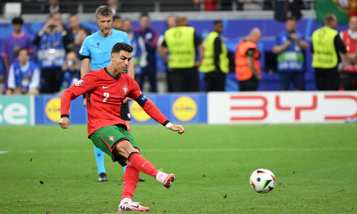 Cựu thủ quân Uruguay: 'Họ sẽ giúp Ronaldo vô địch như đã làm với Messi'