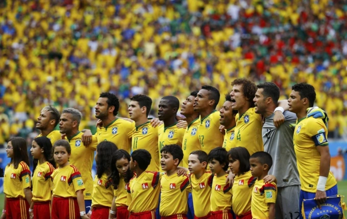 Các cầu thủ Brazil hát quốc ca trước trận gặp Mexico tại bảng A World Cup 2014 trên sân Castelao ở Fortaleza ngày 17/6/2014. Ảnh: Reuters