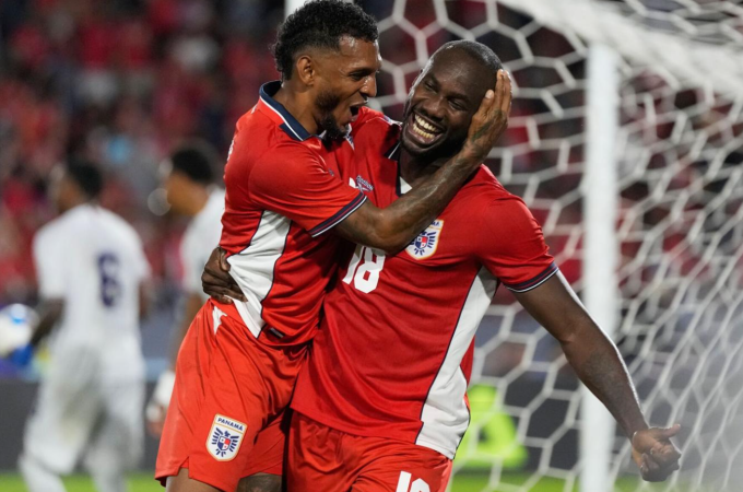 Cecilio Waterman (phải) mừng bàn cùng Alberto Quintero trong trận giao hữu Panama thắng Cộng hòa Dominica 4-2 tại Panama ngày 3/6/2026 Cecilio Waterman mừng bàn cùng Alberto Quintero trong trận giao hữu
