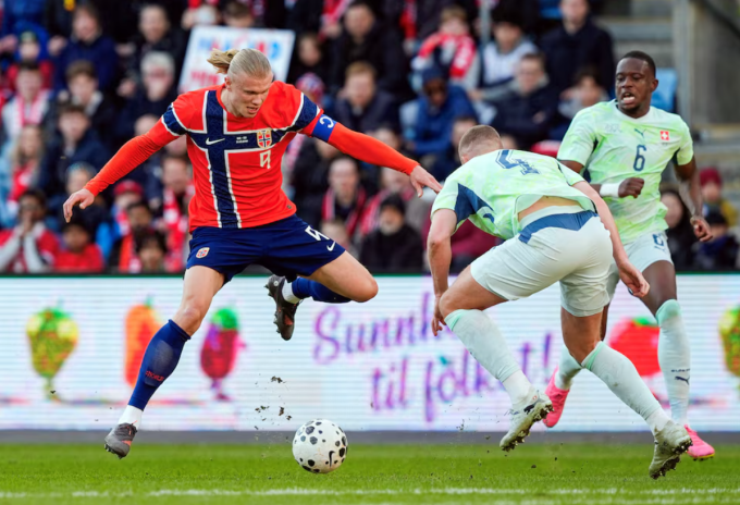Erling Haaland đi bóng trong trận giao hữu giữa Na Uy và Thụy Sĩ tại Ullevaal Stadion Erling Haaland (áo đỏ) đi bóng trong trận giao hữu giữa Na Uy và Thụy Sĩ tại Ullevaal Stadion, Oslo