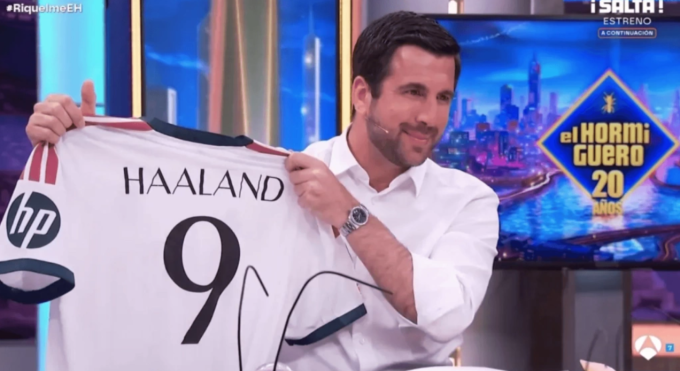 Riquelme cầm áo Real Madrid có in tên Haaland trên chương trình truyền hình El Hormiguero.