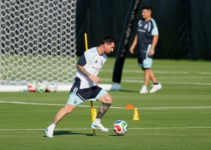Lionel Messi trong một buổi tập của tuyển Argentina ở trung tâm huấn luyện Sporting KC, Kansas City, Mỹ ngày 3/6/2026. Messi tập luyện cùng tuyển Argentina tại Kansas City năm 2026