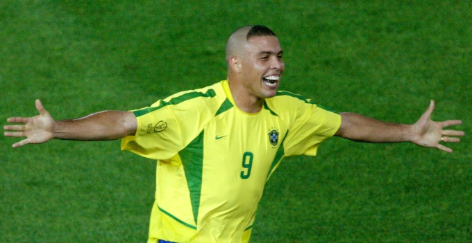 Cầu thủ Ronaldo Nazario của đội tuyển Brazil ăn mừng sau khi ghi bàn thắng thứ hai vào lưới đội tuyển Đức trong trận chung kết World Cup tại sân vận động Nissan ở thành phố Yokohama, tỉnh Kanagawa, Nhật Bản tháng 6/2002. Ảnh: Reuters