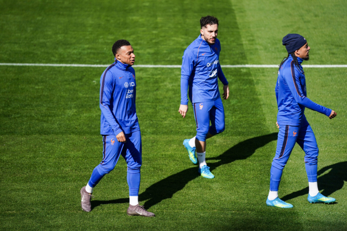 Kylian Mbappe và Rayan Cherki trên sân tập ở Clairefontaine ngày 4/6/2026 Mbappe và Cherki bất bình về quảng cáo cá cược
