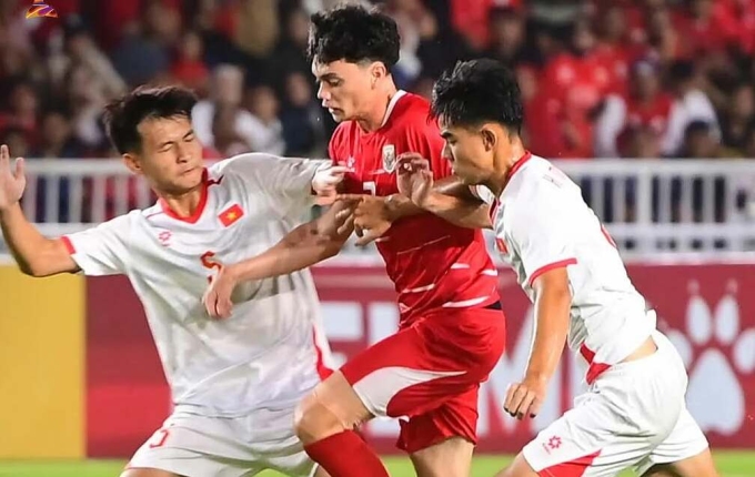 Cầu thủ Việt Nam (áo trắng) để thua Indonesia 1-2 ở lượt cuối bảng A giải U19 Đông Nam Á tại Indonesia. Ảnh: ASEAN FOOTBALL