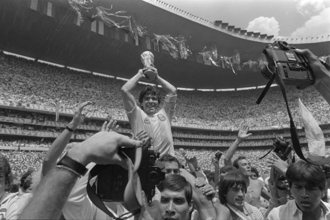Diego Maradona được kiệu trên vai các đồng đội và người hâm mộ với chiếc cúp World Cup 1986 sau khi Argentina thắng Tây Đức ở chung kết tại sân Azteca, Mexico City, Mexico ngày 30/6/1986. Diego Maradona cùng đồng đội nâng cúp vàng World Cup 1986