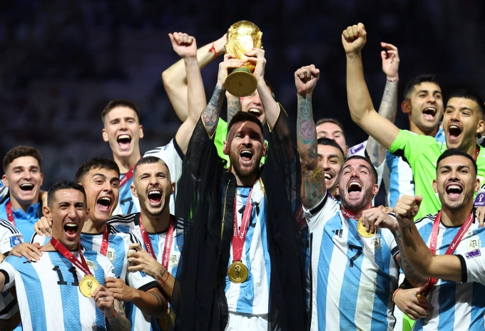 Lionel Messi nâng cúp vàng World Cup 2022 cùng các đồng đội sau khi tuyển Argentina đánh bại Pháp ở chung kết tại sân Lusail, Qatar ngày 18/12/2022. Ảnh: Reuters