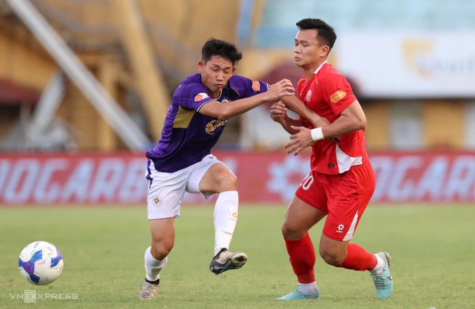 Tiền vệ Nguyễn Hai Long tranh chấp với Võ Hữu Việt Hoàng trong trận Hà Nội FC hòa Công an TPHCM Tiền vệ Nguyễn Hai Long (trái) tranh chấp với tiền vệ Võ Hữu Việt Hoàng trong trận Hà Nội FC hòa Công an TPHCM 1-1 ở vòng 26 V-League 2025-2026, trên sân Hàng Đẫy ở Hà Nội, ngày 7/6/2026.