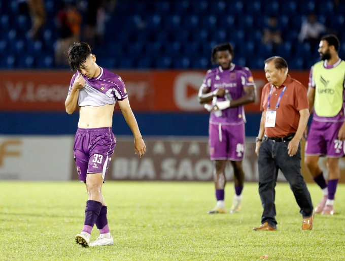 Nỗi buồn rớt hạng của cầu thủ Becamex TP HCM sau trận thắng HAGL 3-1 ở vòng 26 V-League 2025-2026, tối 7/6 trên sân Gò Đậu. Nỗi buồn rớt hạng của cầu thủ Becamex TP HCM sau trận thắng HAGL 3-1 ở vòng 26 V-League 2025-2026