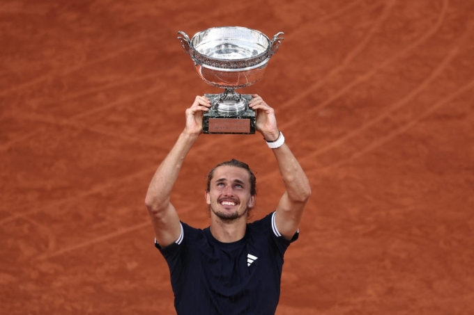 Zverev mừng chức vô địch Roland Garros, trên sân Philippe Chatrier, Paris, Pháp hôm 7/6. Ảnh: AP