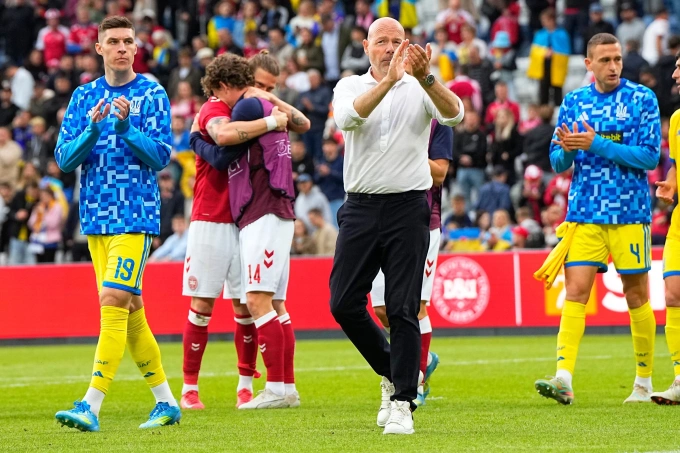 HLV tuyển Đan Mạch Brian Riemer và các tuyển thủ Ukraine tạm biệt khán giả ở sân Odense Isstadion khi trận giao hữu Đan Mạch – Ukraine được dừng sớm sau sự việc của Eriksen ngày 7/6/2026. Ảnh: AP