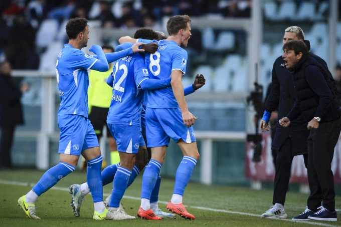 HLV Conte chia vui với McTominay và các học trò trong trận Napoli làm khách của Torino, thành phố Turin, Italy ngày 1/12/2024. HLV Conte ăn mừng cùng cầu thủ Napoli ở Serie A