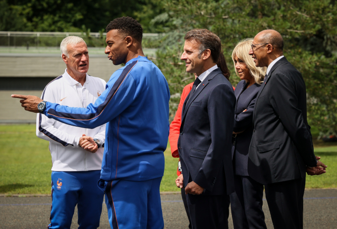 HLV tuyển Pháp Didier Deschamps và đội trưởng Kylian Mbappe tiếp đón Tổng thống Pháp tại trại huấn luyện ở Paris ngày 2/6/2026. Didier Deschamps cùng Kylian Mbappe tại trại huấn luyện tuyển Pháp
