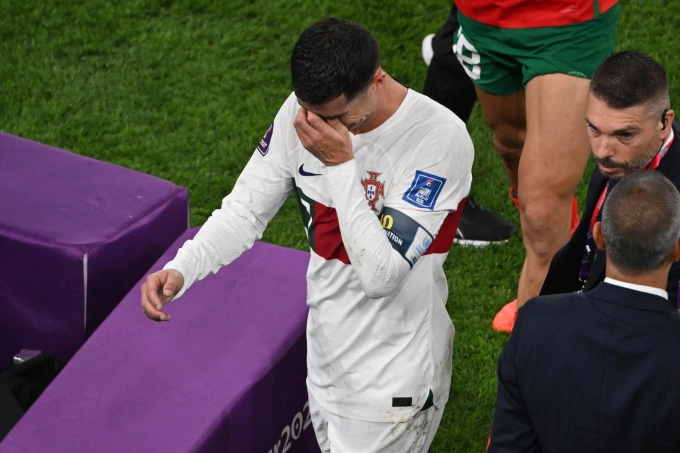 Cristiano Ronaldo rời sân sau khi Bồ Đào Nha thua Morocco 0-1 ở tứ kết World Cup 2022 Cristiano Ronaldo rời sân sau khi Bồ Đào Nha thua Morocco 0-1 ở tứ kết World Cup 2022 trên sân Al-Thumama, Doha, Qatar ngày 10/12/2022.