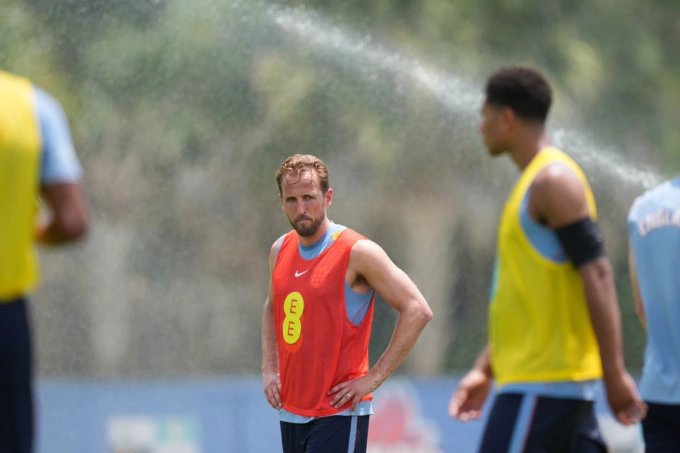 Tiền đạo Harry Kane đứng cạnh hệ thống phun nước trong buổi tập tuyển Anh Harry Kane bên hệ thống phun nước tập luyện tại Florida