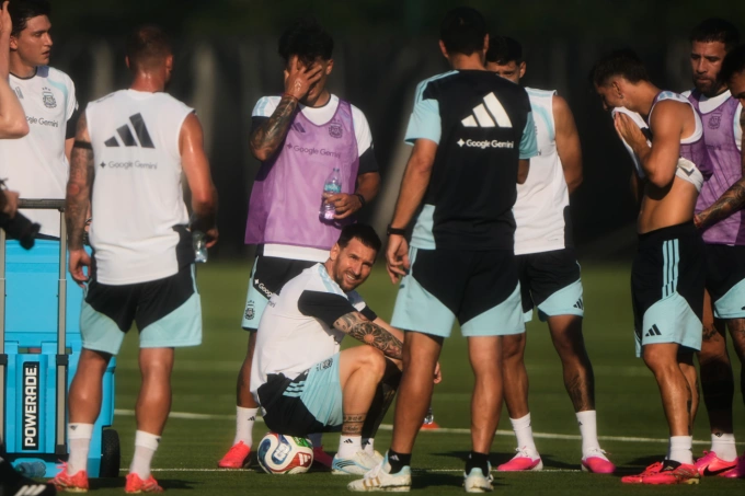 Lionel Messi ngồi nghỉ trong buổi tập của tuyển Argentina chuẩn bị cho World Cup 2026 tại Kansas City Lionel Messi nghỉ ngơi tại buổi tập tuyển Argentina