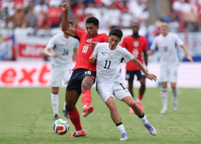 Jude Bellingham (trái) tranh chấp bóng trong trận giao hữu Anh thắng New Zealand 1-0 tại Florida, Mỹ ngày 6/6/2026. Jude Bellingham tranh bóng trận Anh vs New Zealand