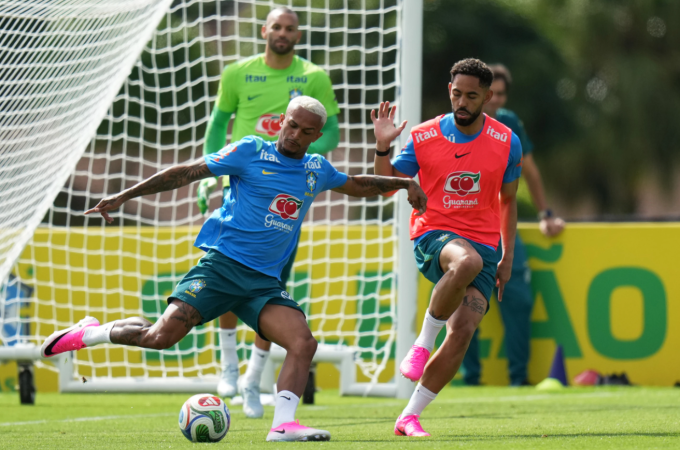 Wesley (trái) và Matheus Cunha trong buổi tập của tuyển Brazil tại Teresopolis ngày 28/5/2026. Wesley và Matheus Cunha trong buổi tập của tuyển Brazil