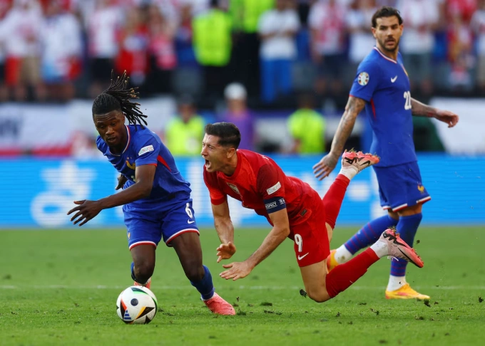 Camavinga tranh chấp với Robert Lewandowski ở Euro 2024 Eduardo Camavinga tranh chấp với Robert Lewandowski