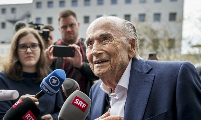 Cựu chủ tịch FIFA Sepp Blatter (phải) trả lời truyền thông khi rời tòa án tại Muttenz, gần Basel, Thụy Sĩ ngày 25/3/2025. Cùng ngày, Blatter và cựu chủ tịch UEFA Michel Platini tiếp tục được tuyên trắng án trong phiên phúc thẩm liên quan vụ án tham nhũng kéo dài nhiều năm. Ảnh: AFP