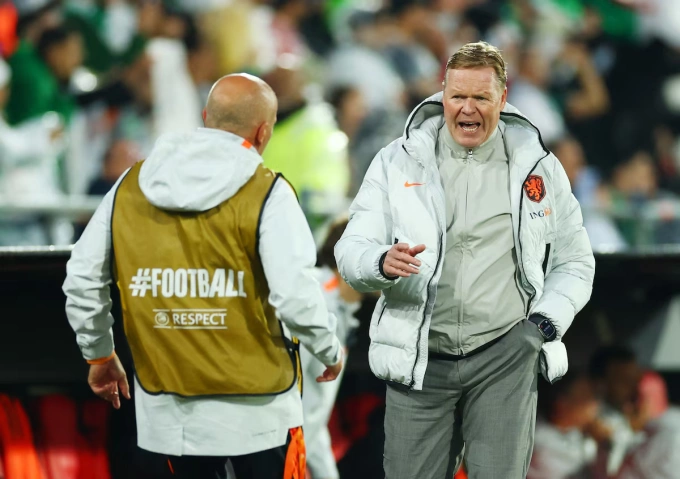 HLV trưởng Ronald Koeman trên khu kỹ thuật trận giao hữu HLV trưởng tuyển Hà Lan Ronald Koeman ở khu kỹ thuật trong trận giao hữu Hà Lan – Algeria ở sân De Kuip, Rotterdam, Hà Lan ngày 4/6/2026.