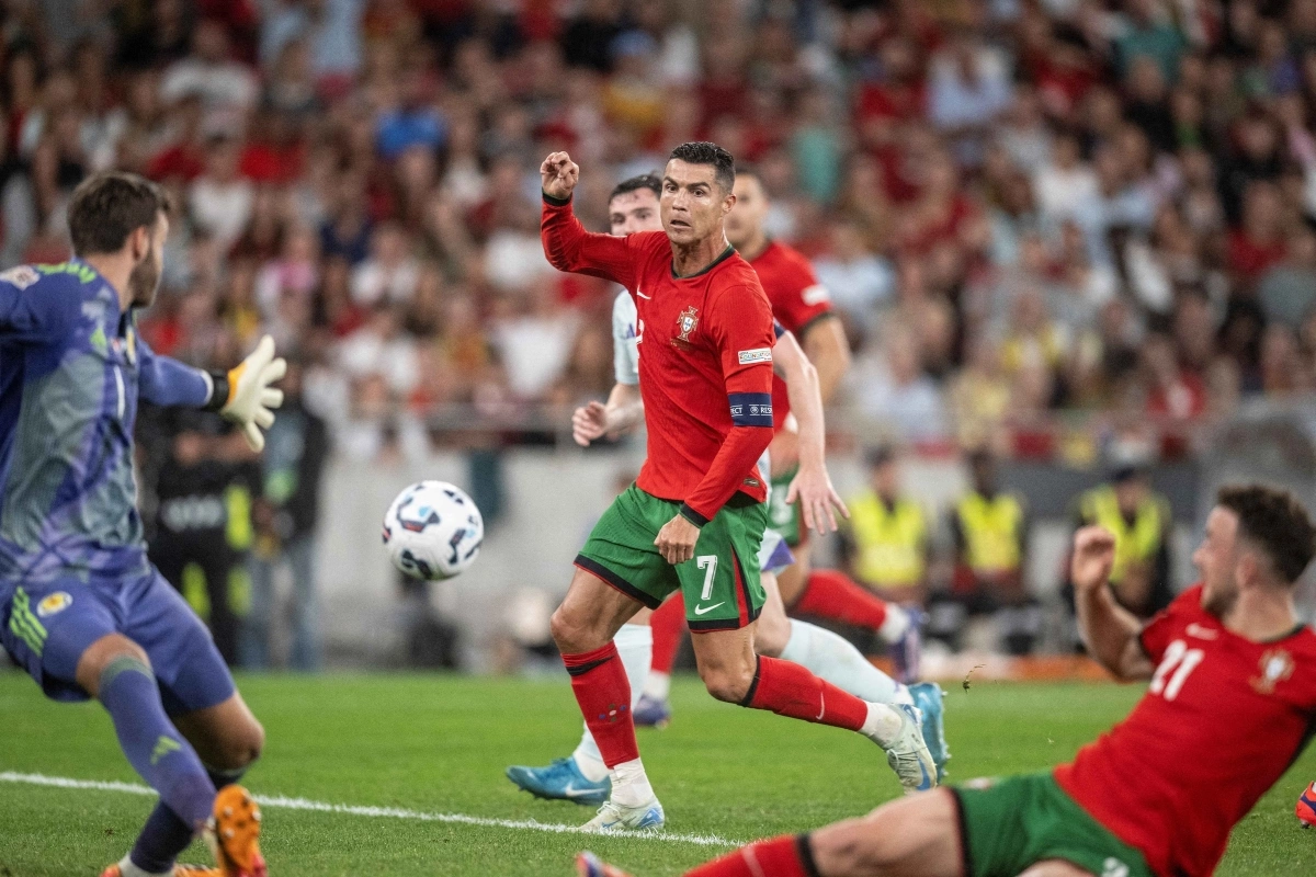 Cristiano Ronaldo - Huyền thoại bóng đá Bồ Đào Nha Ronaldo trên sân cỏ