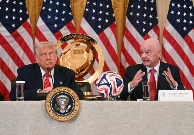 Tổng thống Donald Trump (trái) và Chủ tịch FIFA Gianni Infantino tại Nhà Trắng, Washington, DC, Mỹ ngày 6/5/2024. Tổng thống Donald Trump và Chủ tịch FIFA Gianni Infantino gặp gỡ tại Nhà Trắng