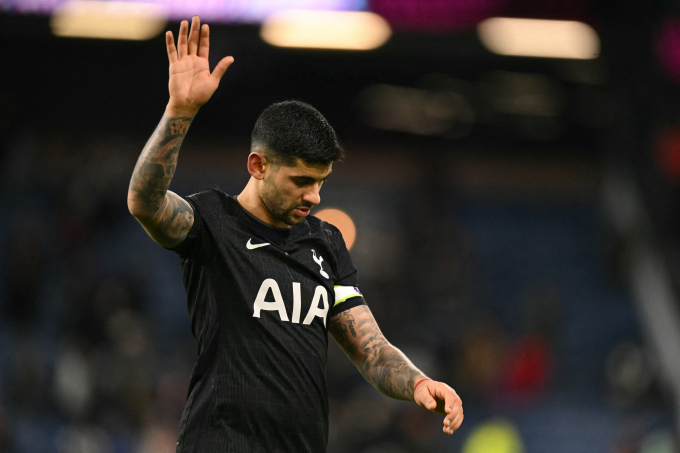 Hậu vệ đội trưởng Tottenham Cristian Romero chào khán giả khi rời sân sau trận gặp Burnley trên sân Turf Moor ở Ngoại hạng Anh ngày 24/1/2026. Ảnh: AFP Hậu vệ đội trưởng Tottenham Cristian Romero chào khán giả khi rời sân sau trận gặp Burnley trên sân Turf Moor ở Ngoại hạng Anh ngày 24/1/2026