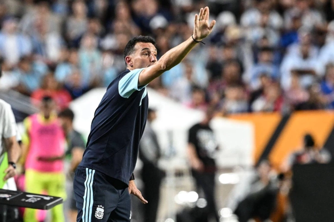 HLV truyển tuyển Argentina Lionel Scaloni ở khu vực kỹ thuật trong trận giao hữu Argentina – Honduras hôm 7/6/2026 tại sân Kyle Field, College Station, Texas, Mỹ. Ảnh: AFP