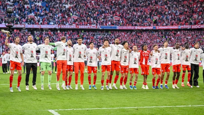 Olise không mặc áo ăn mừng vô địch Bundesliga 2025-2026 của Bayern Munich Olise không mặc áo ăn mừng vô địch Bundesliga